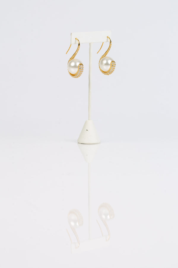 A delicate yet sturdy frame in 18K gold plating give the earrings the appearance of a graceful swan.