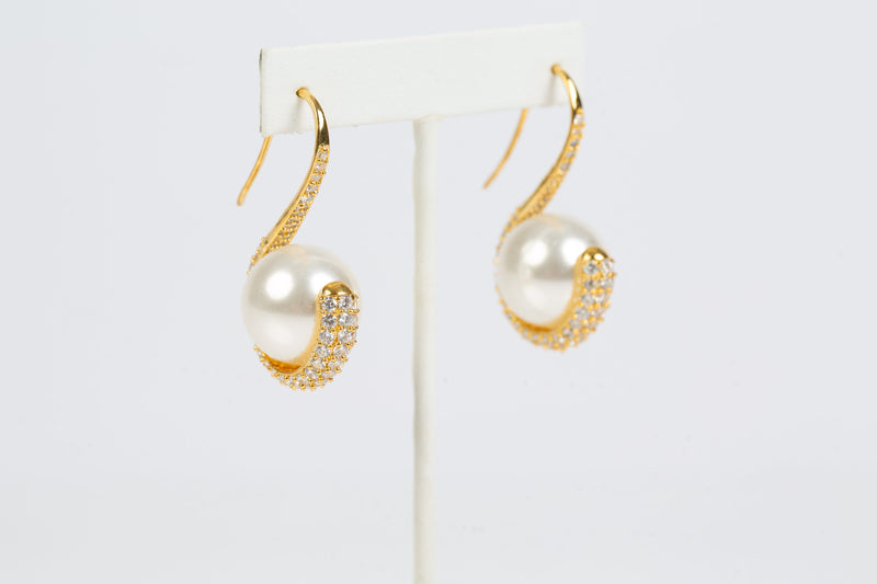 A delicate yet sturdy frame in 18K gold plating give the earrings the appearance of a graceful swan.