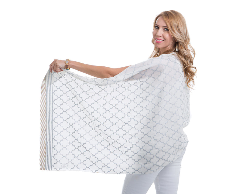 The Jupiter Shawl is a lightweight cashmere with a window pane block print, this shawl is the summer-meets-fall must-have this season. Perfect for keeping warm on cool mornings or during chilly evenings,